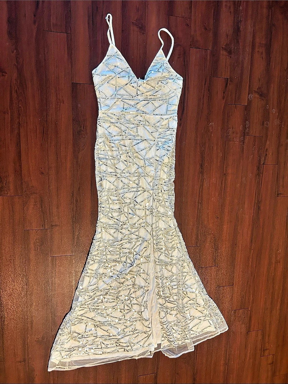 🆕 Fashion Nova Sequin Maxi Dress in White & Silver Size Medium NWT 🤍🩶🤍